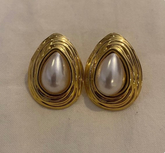 Vintage Design Gold Stud Earrings