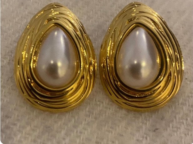 Vintage Design Gold Stud Earrings