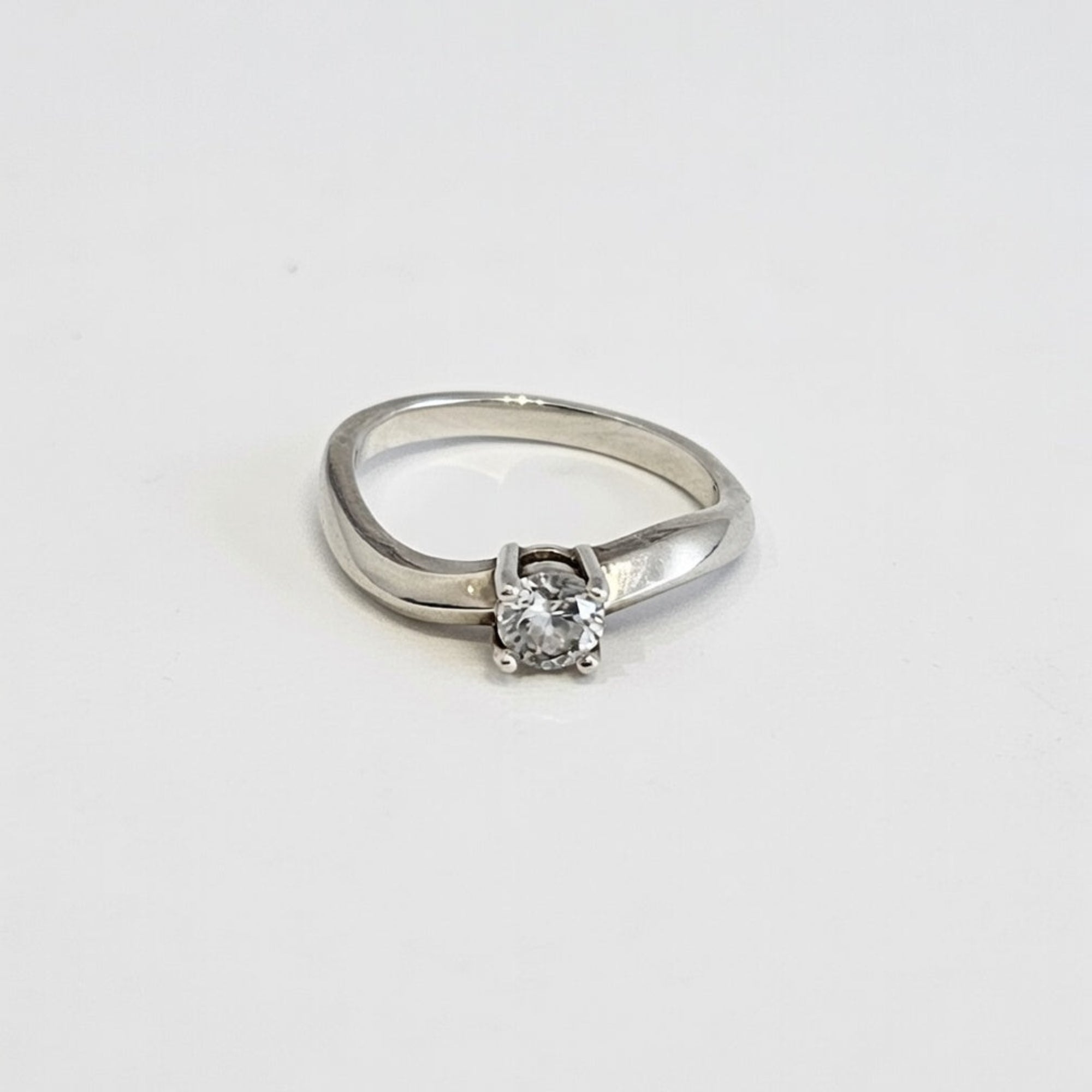 silver plated vintage bright round zircon gemstone ring, classic luxury style